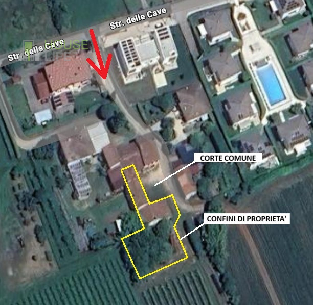 BREGANZE: SPLENDIDO CASALE di campagna circondato da vigneti da ristrutturare di c.a. 300 mq. Ott...