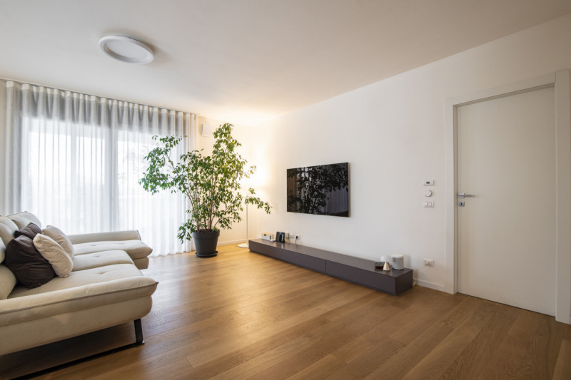 Ponte San Nicolò - Voltabarozzo: Appartamento al secondo piano con ascensore così composto:
Ingre...