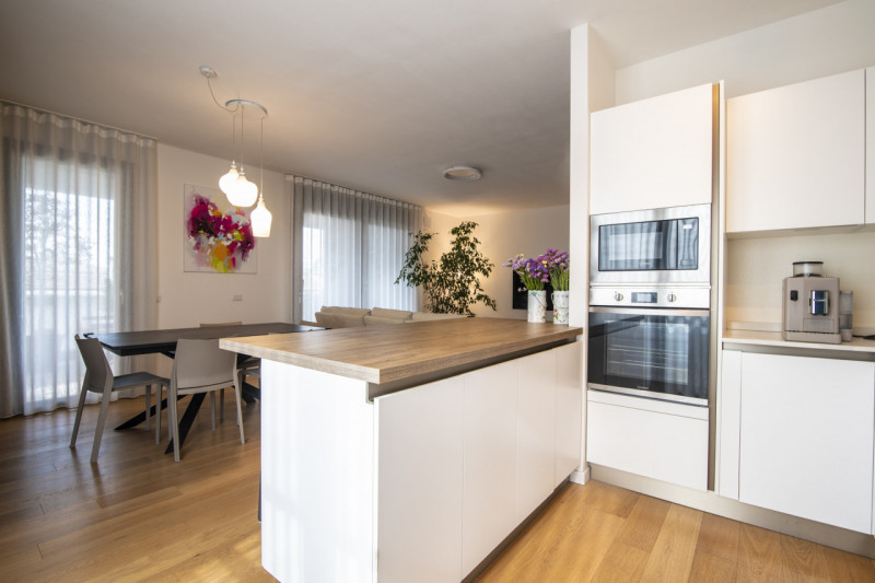 Ponte San Nicolò - Voltabarozzo: Appartamento al secondo piano con ascensore così composto:
Ingre...