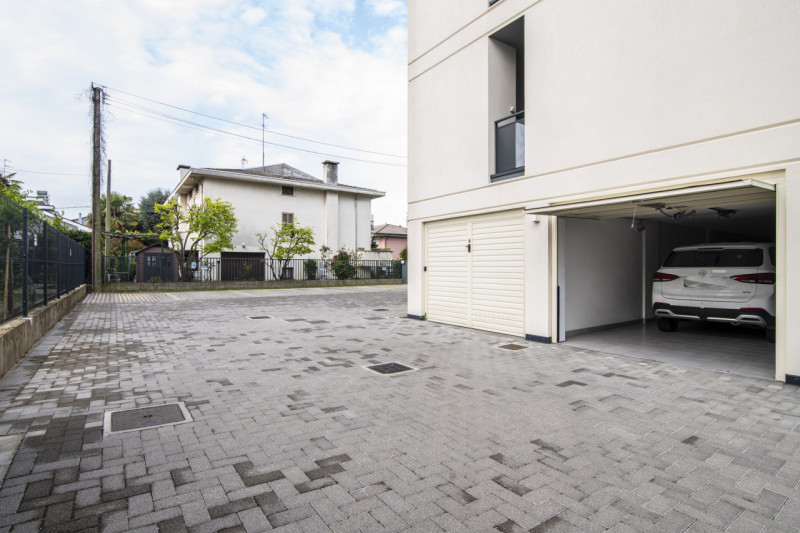 Ponte San Nicolò - Voltabarozzo: Appartamento al secondo piano con ascensore così composto:
Ingre...