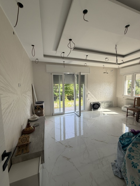 LOREGGIA proponiamo in vendita luminoso appartamento al 2° ed ultimo piano in contesto di sole 4 ...