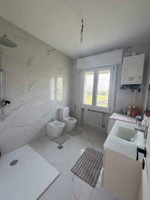 LOREGGIA proponiamo in vendita luminoso appartamento al 2° ed ultimo piano in contesto di sole 4 ...