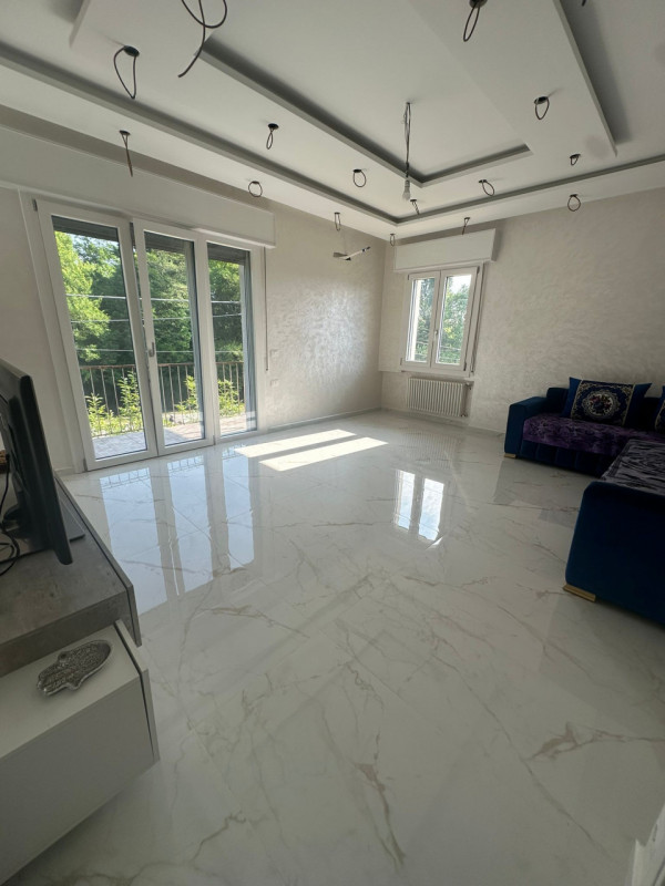 LOREGGIA proponiamo in vendita luminoso appartamento al 2° ed ultimo piano in contesto di sole 4 ...