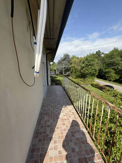 LOREGGIA proponiamo in vendita luminoso appartamento al 2° ed ultimo piano in contesto di sole 4 ...