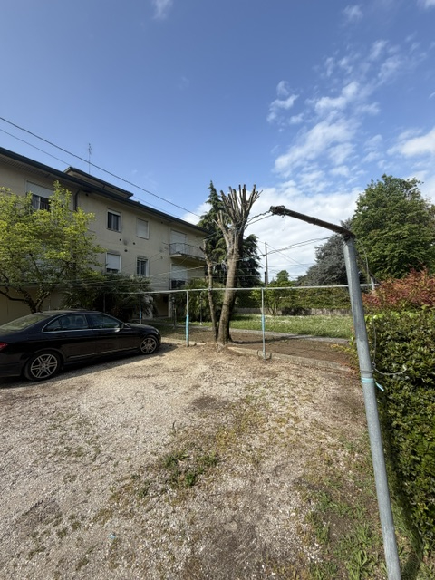 LOREGGIA proponiamo in vendita luminoso appartamento al 2° ed ultimo piano in contesto di sole 4 ...