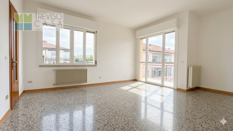 In zona centrale, molto tranquilla  e molto ben servita PROPONIAMO IN VENDITA Appartamento a 3 Ca...