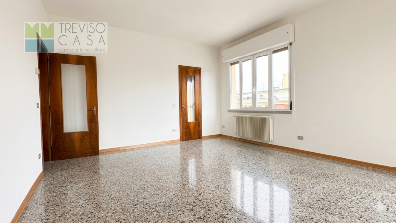 In zona centrale, molto tranquilla  e molto ben servita PROPONIAMO IN VENDITA Appartamento a 3 Ca...