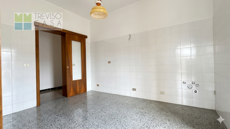 In zona centrale, molto tranquilla  e molto ben servita PROPONIAMO IN VENDITA Appartamento a 3 Ca...