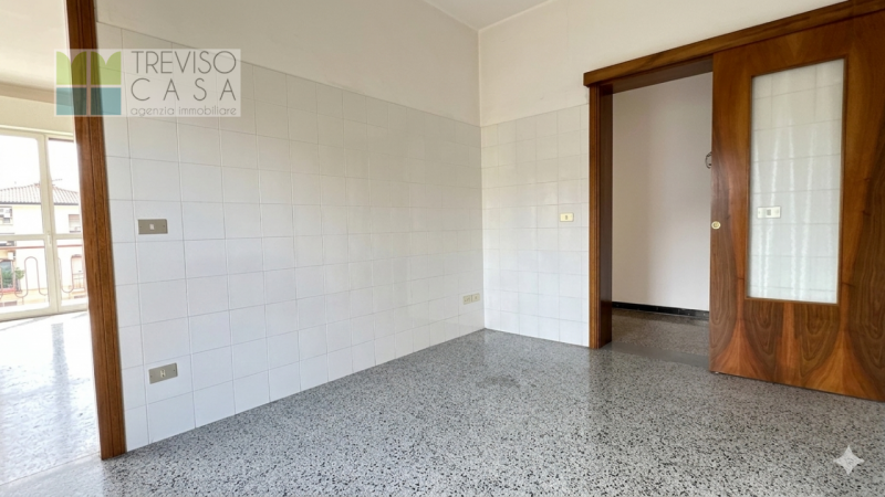 In zona centrale, molto tranquilla  e molto ben servita PROPONIAMO IN VENDITA Appartamento a 3 Ca...