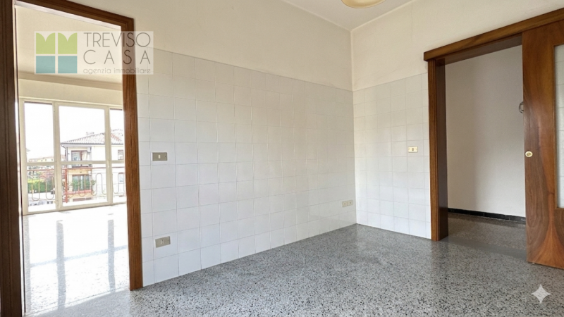 In zona centrale, molto tranquilla  e molto ben servita PROPONIAMO IN VENDITA Appartamento a 3 Ca...