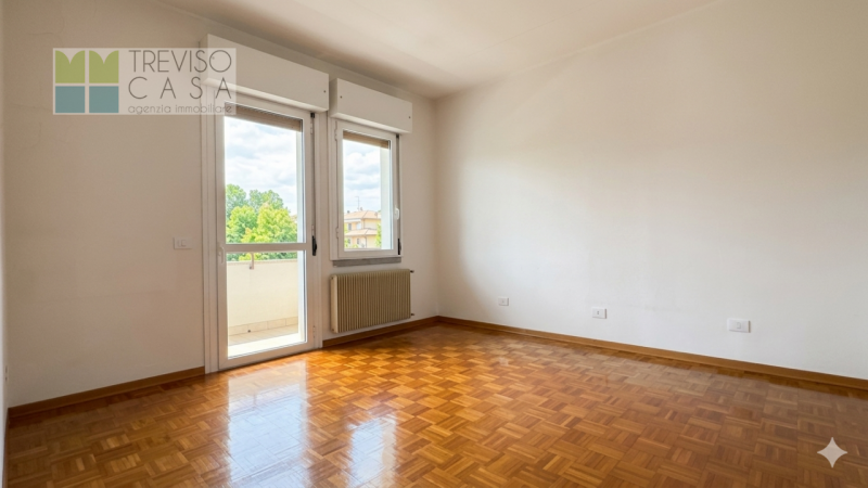 In zona centrale, molto tranquilla  e molto ben servita PROPONIAMO IN VENDITA Appartamento a 3 Ca...