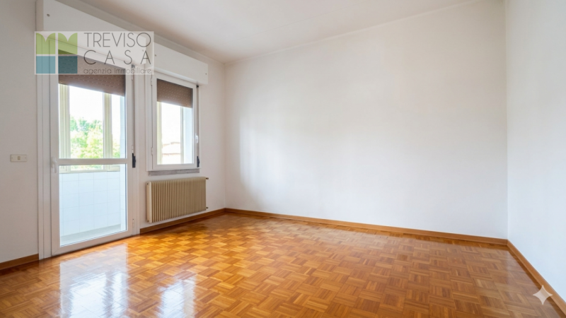 In zona centrale, molto tranquilla  e molto ben servita PROPONIAMO IN VENDITA Appartamento a 3 Ca...