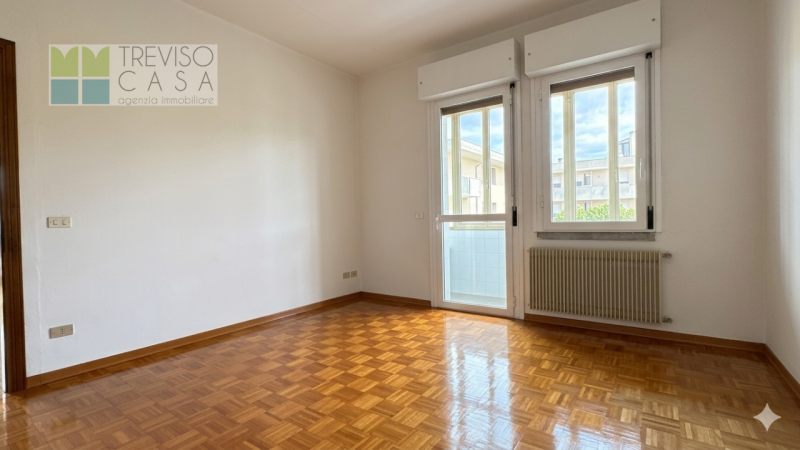 In zona centrale, molto tranquilla  e molto ben servita PROPONIAMO IN VENDITA Appartamento a 3 Ca...