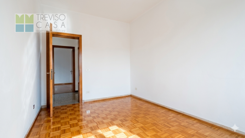 In zona centrale, molto tranquilla  e molto ben servita PROPONIAMO IN VENDITA Appartamento a 3 Ca...