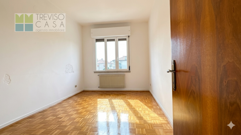 In zona centrale, molto tranquilla  e molto ben servita PROPONIAMO IN VENDITA Appartamento a 3 Ca...