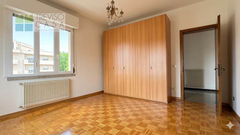 In zona centrale, molto tranquilla  e molto ben servita PROPONIAMO IN VENDITA Appartamento a 3 Ca...