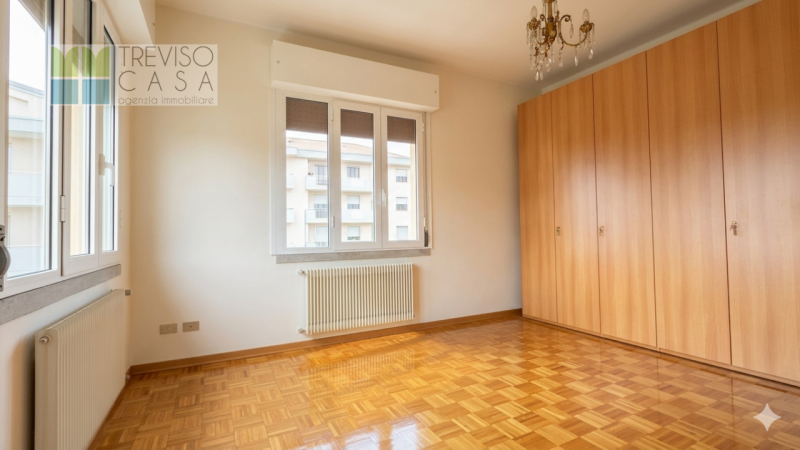 In zona centrale, molto tranquilla  e molto ben servita PROPONIAMO IN VENDITA Appartamento a 3 Ca...