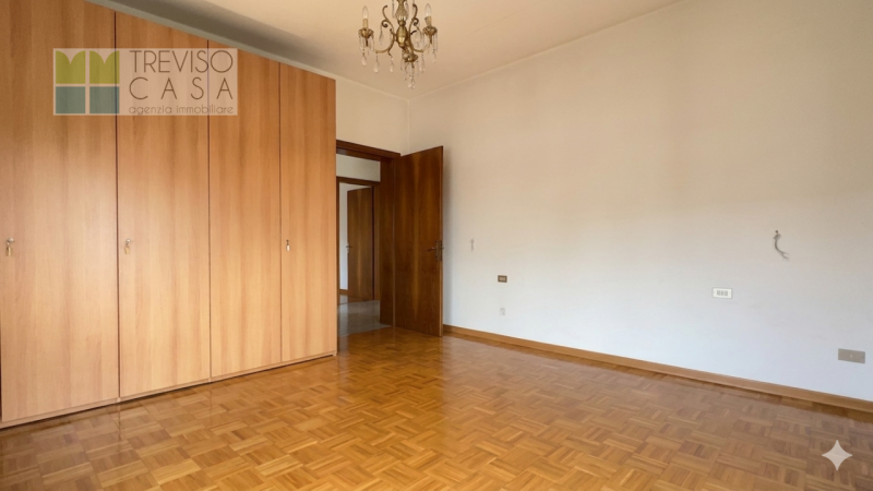 In zona centrale, molto tranquilla  e molto ben servita PROPONIAMO IN VENDITA Appartamento a 3 Ca...