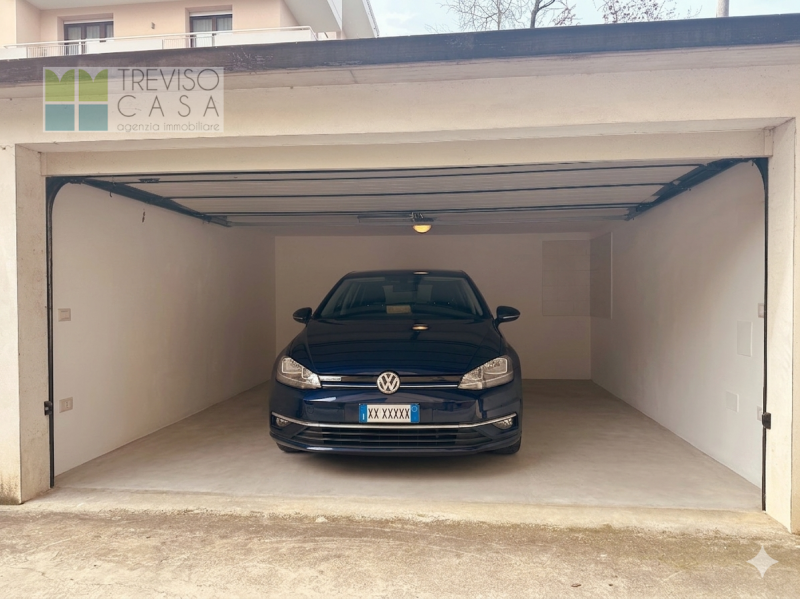 In zona centrale, molto tranquilla  e molto ben servita PROPONIAMO IN VENDITA Appartamento a 3 Ca...