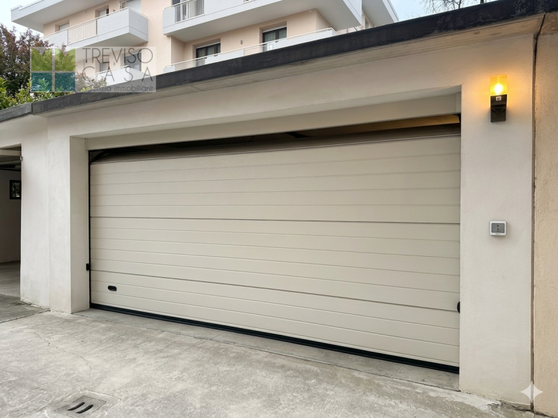 In zona centrale, molto tranquilla  e molto ben servita PROPONIAMO IN VENDITA Appartamento a 3 Ca...