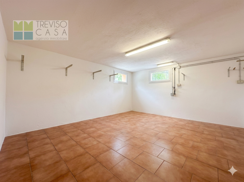 In zona centrale, molto tranquilla  e molto ben servita PROPONIAMO IN VENDITA Appartamento a 3 Ca...