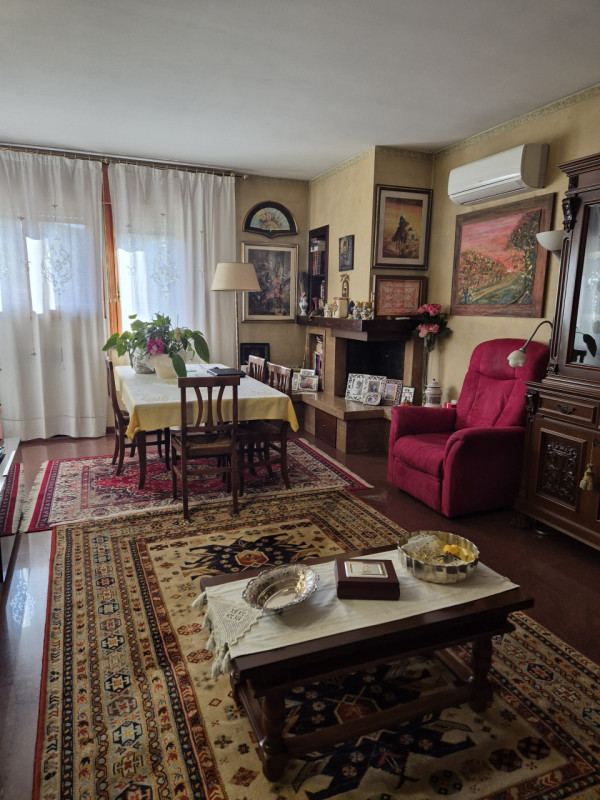 Nel cuore di Albignasego, comodo ai servizi del quartiere ed a pochi minuti dal capolinea della l...