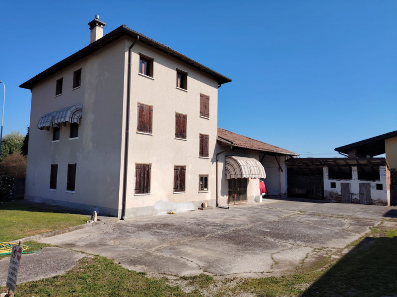 Casa singola abitabile, situata in zona periferica tranquilla. Questa spaziosa proprietà si svilu...