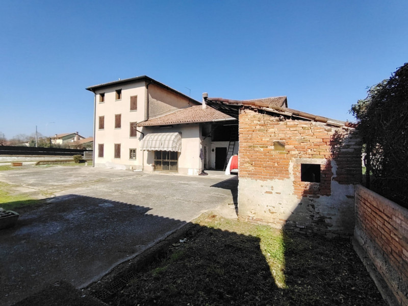 Casa singola abitabile, situata in zona periferica tranquilla. Questa spaziosa proprietà si svilu...