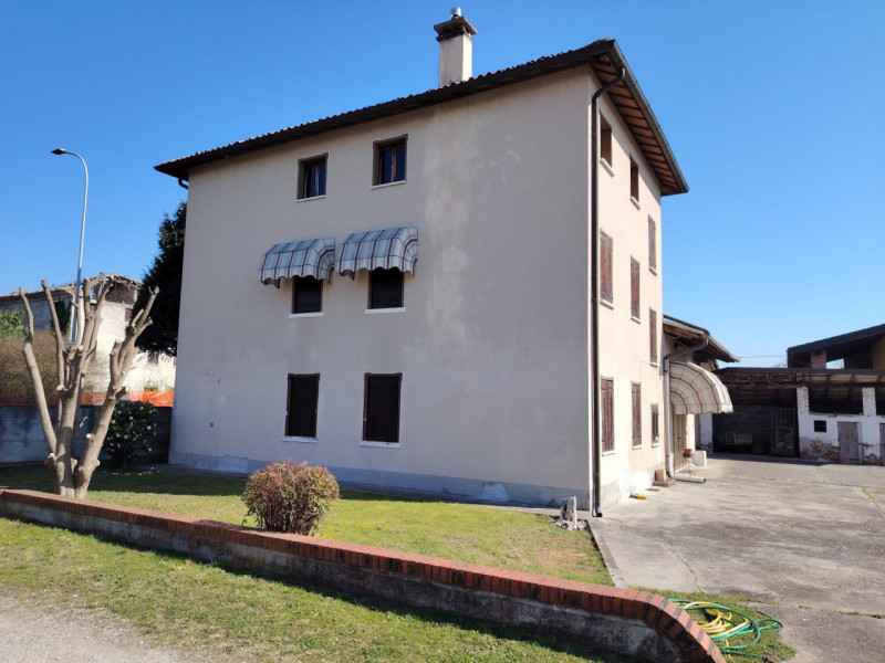 Casa singola abitabile, situata in zona periferica tranquilla. Questa spaziosa proprietà si svilu...