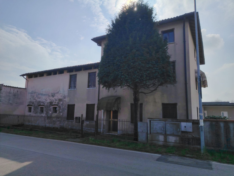 Casa singola abitabile, situata in zona periferica tranquilla. Questa spaziosa proprietà si svilu...
