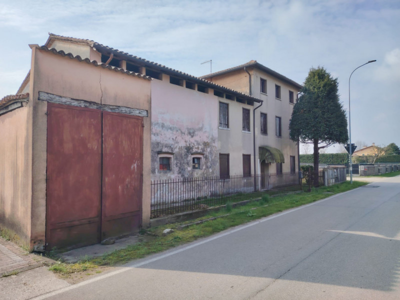 Casa singola abitabile, situata in zona periferica tranquilla. Questa spaziosa proprietà si svilu...
