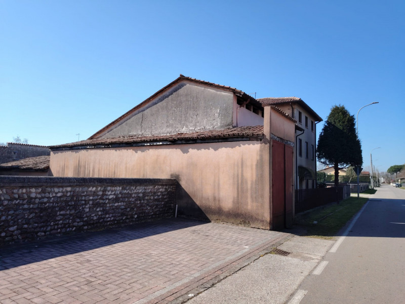 Casa singola abitabile, situata in zona periferica tranquilla. Questa spaziosa proprietà si svilu...