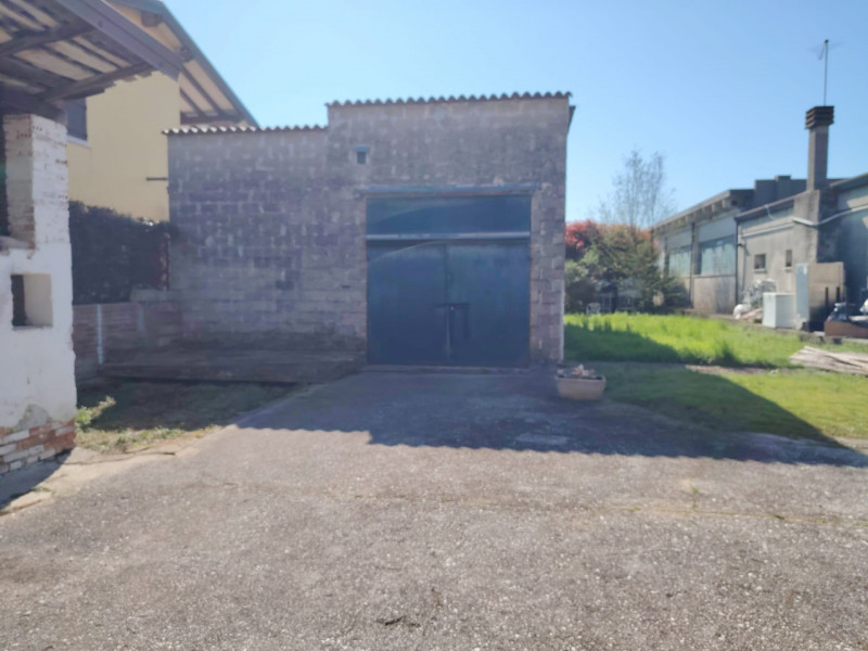 Casa singola abitabile, situata in zona periferica tranquilla. Questa spaziosa proprietà si svilu...