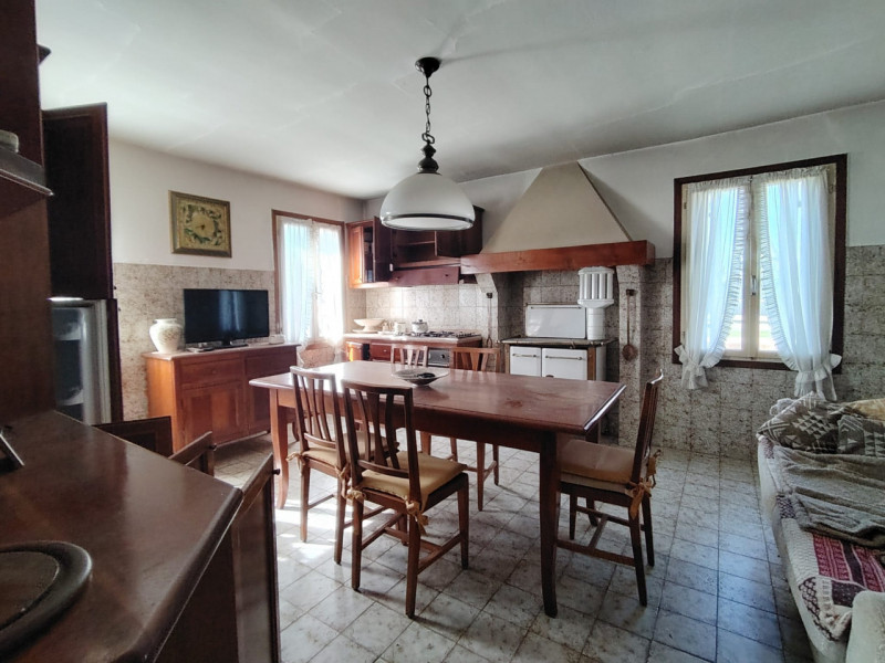 Casa singola abitabile, situata in zona periferica tranquilla. Questa spaziosa proprietà si svilu...