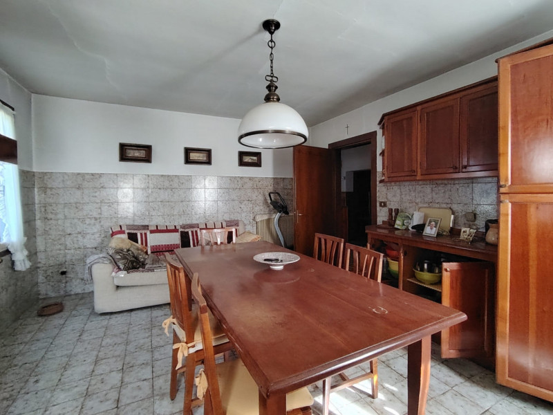 Casa singola abitabile, situata in zona periferica tranquilla. Questa spaziosa proprietà si svilu...