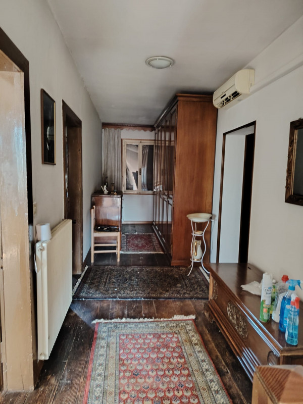 Casa singola abitabile, situata in zona periferica tranquilla. Questa spaziosa proprietà si svilu...