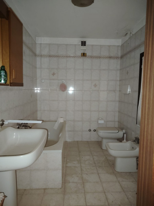 Casa singola abitabile, situata in zona periferica tranquilla. Questa spaziosa proprietà si svilu...