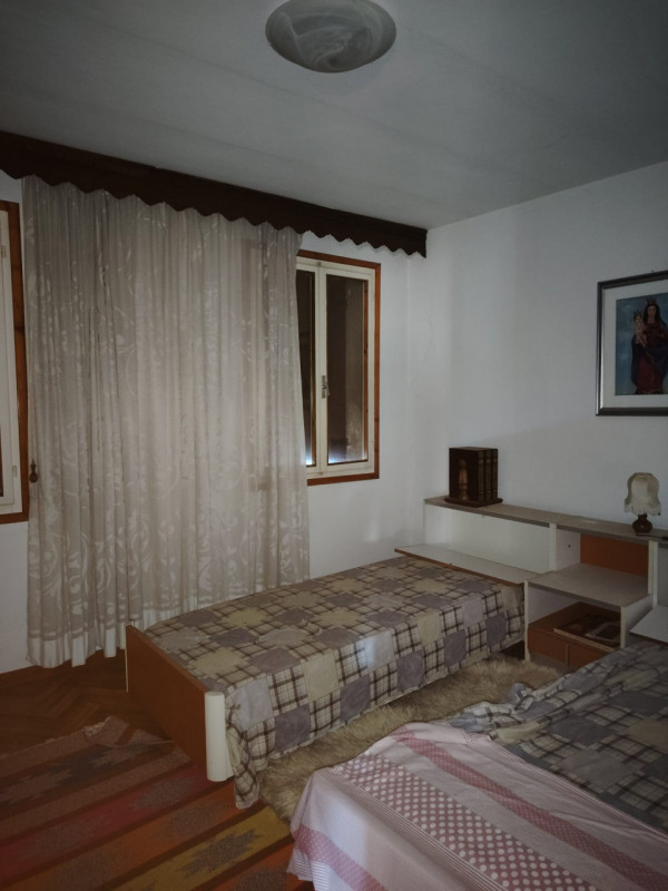 Casa singola abitabile, situata in zona periferica tranquilla. Questa spaziosa proprietà si svilu...