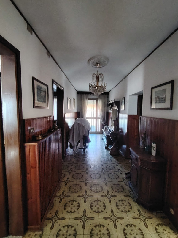 Casa singola abitabile, situata in zona periferica tranquilla. Questa spaziosa proprietà si svilu...