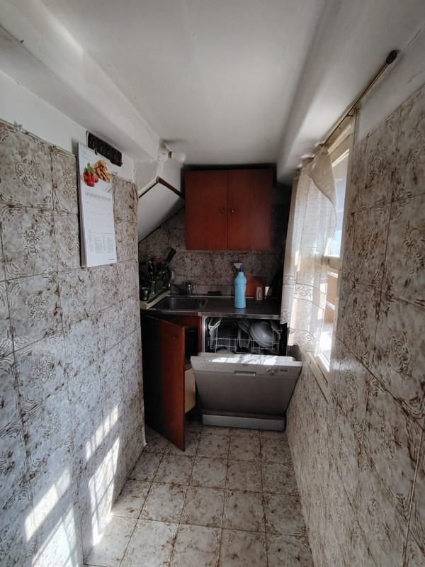 Casa singola abitabile, situata in zona periferica tranquilla. Questa spaziosa proprietà si svilu...