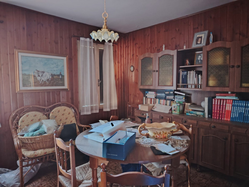 Casa singola abitabile, situata in zona periferica tranquilla. Questa spaziosa proprietà si svilu...