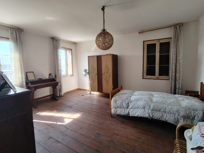 Casa singola abitabile, situata in zona periferica tranquilla. Questa spaziosa proprietà si svilu...