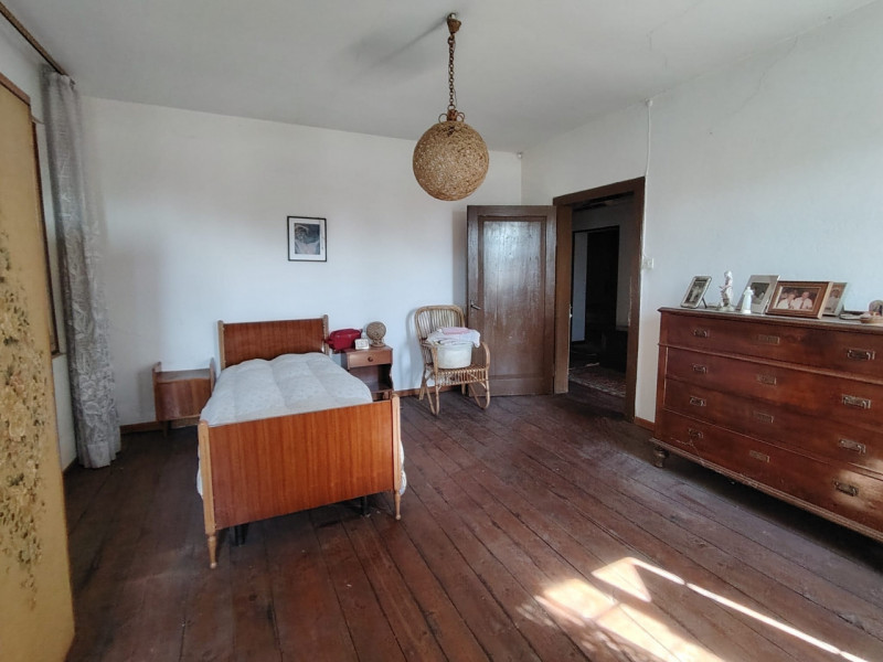 Casa singola abitabile, situata in zona periferica tranquilla. Questa spaziosa proprietà si svilu...