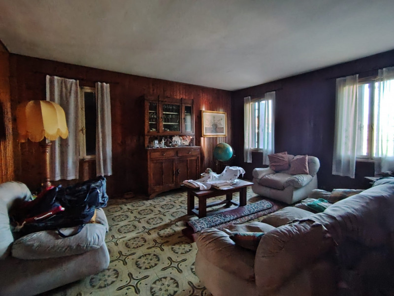 Casa singola abitabile, situata in zona periferica tranquilla. Questa spaziosa proprietà si svilu...