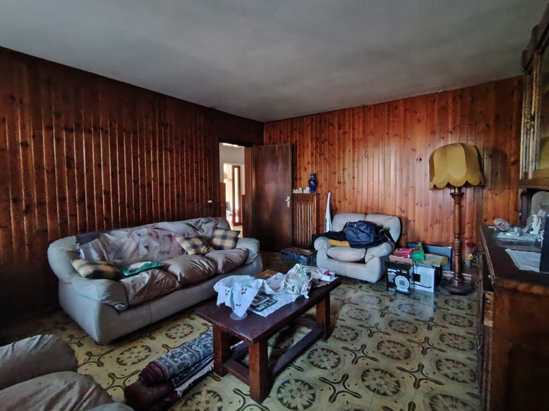 Casa singola abitabile, situata in zona periferica tranquilla. Questa spaziosa proprietà si svilu...