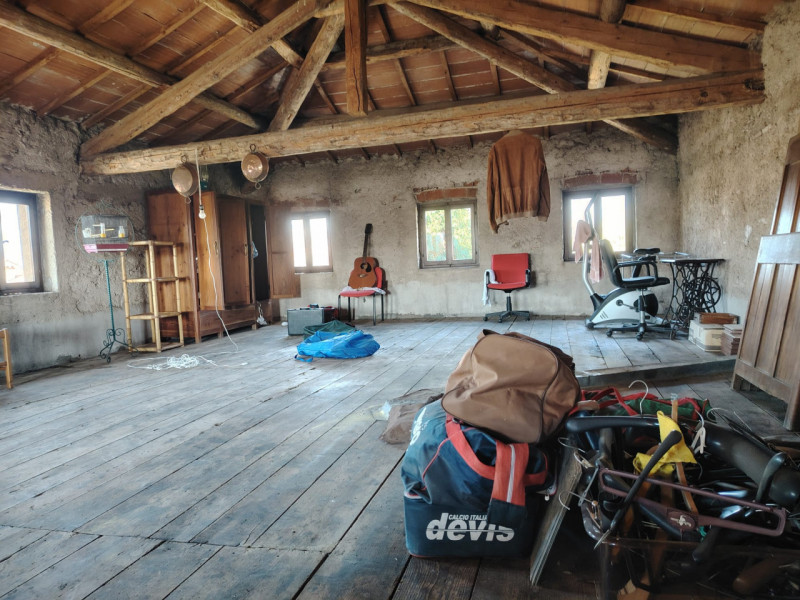 Casa singola abitabile, situata in zona periferica tranquilla. Questa spaziosa proprietà si svilu...