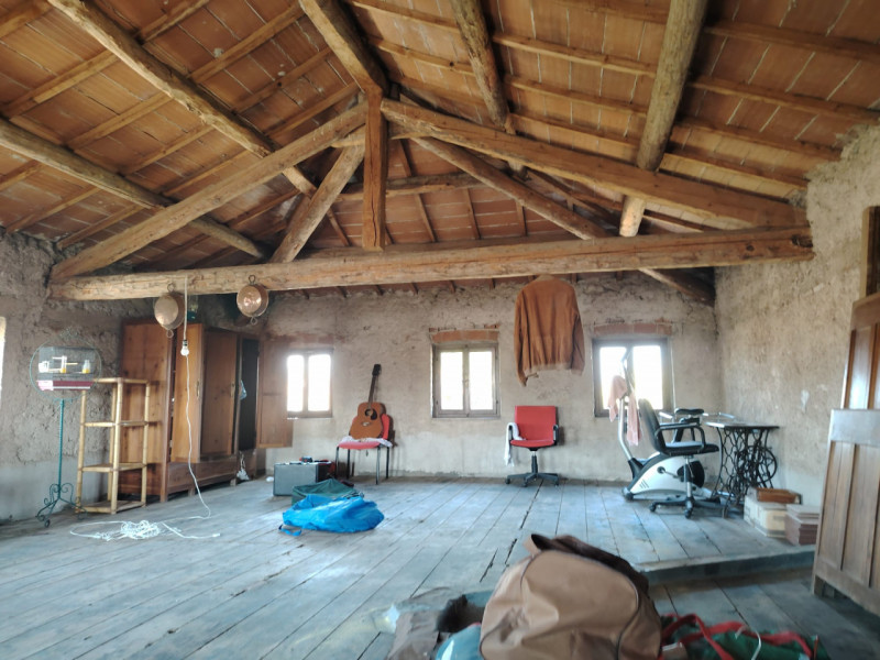 Casa singola abitabile, situata in zona periferica tranquilla. Questa spaziosa proprietà si svilu...