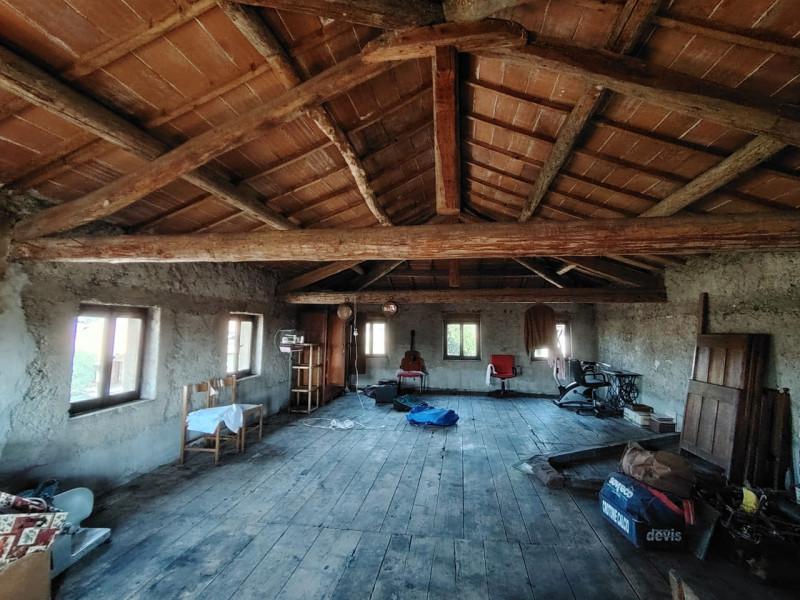 Casa singola abitabile, situata in zona periferica tranquilla. Questa spaziosa proprietà si svilu...