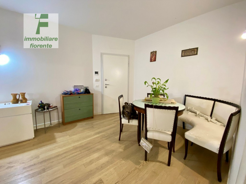 In quartiere residenziale, comodissimo ai servizi a piedi, signorile piccola palazzina dotata di ...