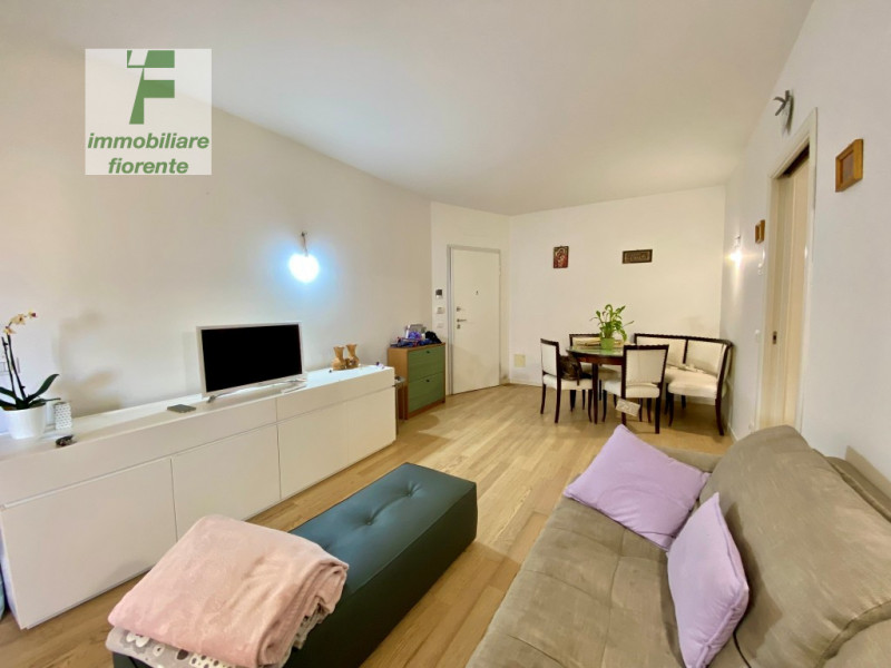 In quartiere residenziale, comodissimo ai servizi a piedi, signorile piccola palazzina dotata di ...